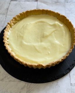 Una torta è appoggiata su un piatto nero su un tavolo