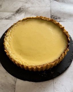 Una torta è appoggiata su un piatto nero su un tavolo