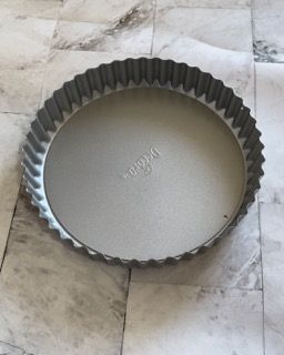 Una teglia per torta con la parola wilton sopra