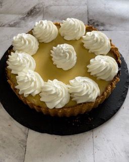 Una torta con panna montata sopra