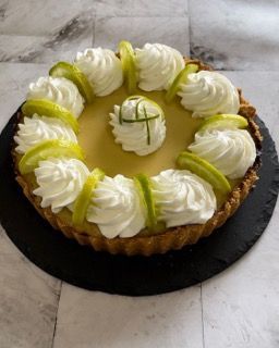 Una torta con panna montata e fette di lime sopra