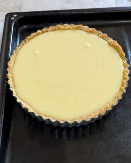 Una torta è appoggiata su un vassoio nero su un tavolo