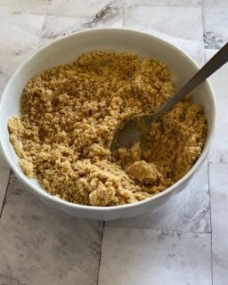 Una ciotola di cibo con un cucchiaio dentro