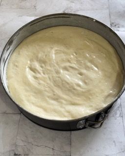 Un impasto per torta è in una teglia su un tavolo.