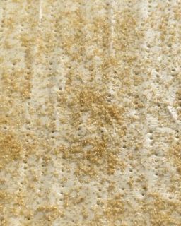 Un primo piano di un pezzo di carta con dei buchi.