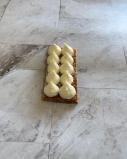 Un pezzo di torta con panna montata sopra