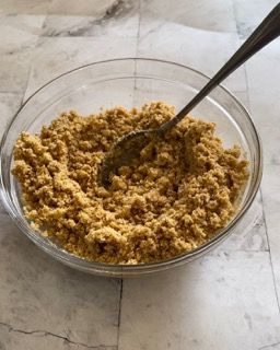 Una ciotola di cibo con un cucchiaio dentro