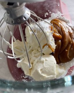 Un mixer con panna montata e caramello dentro