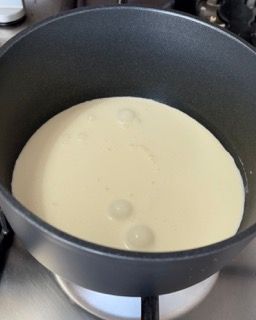 Una pentola piena di liquido bianco è sul fornello