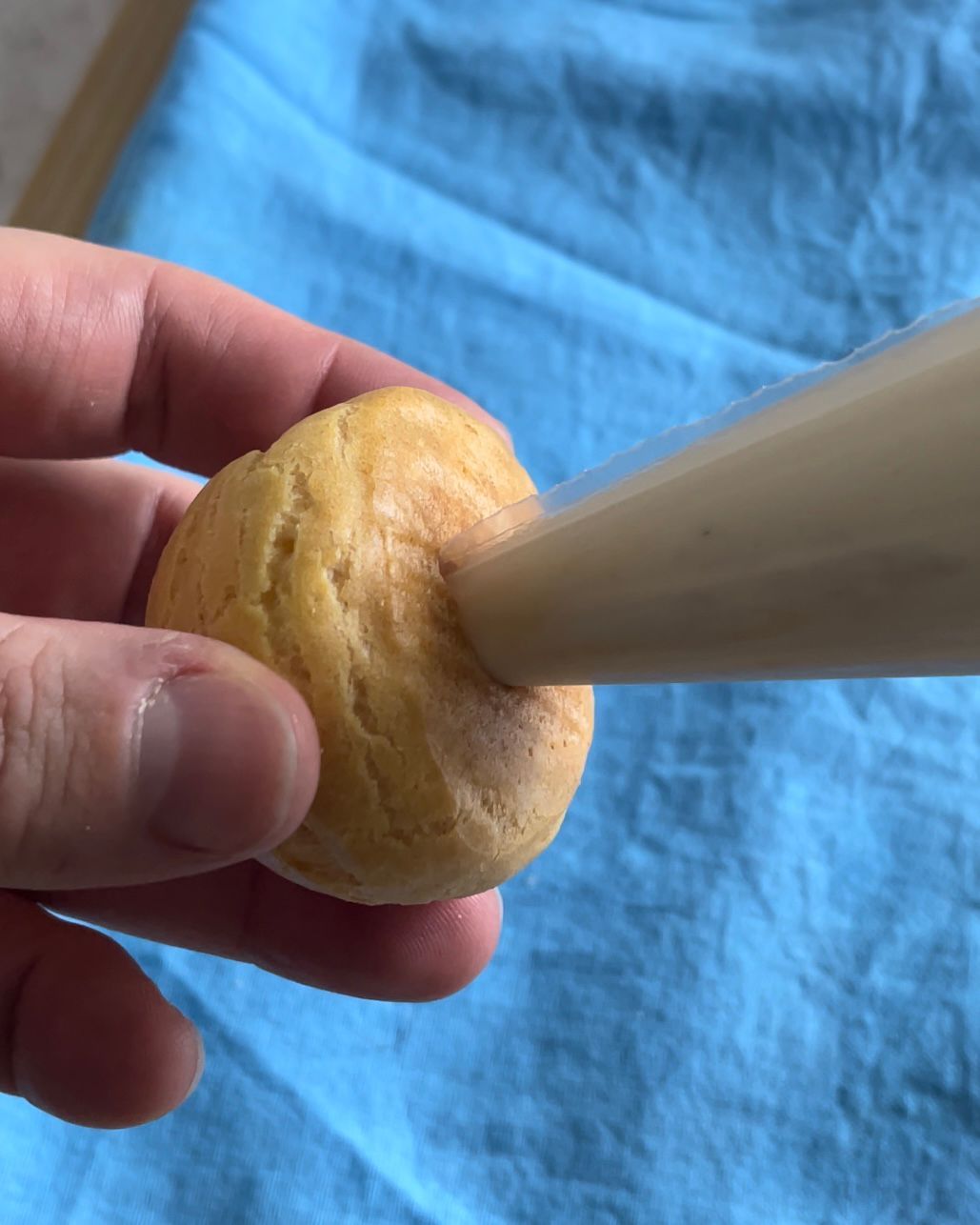 Una persona tiene in mano un dolce con una sac à poche.