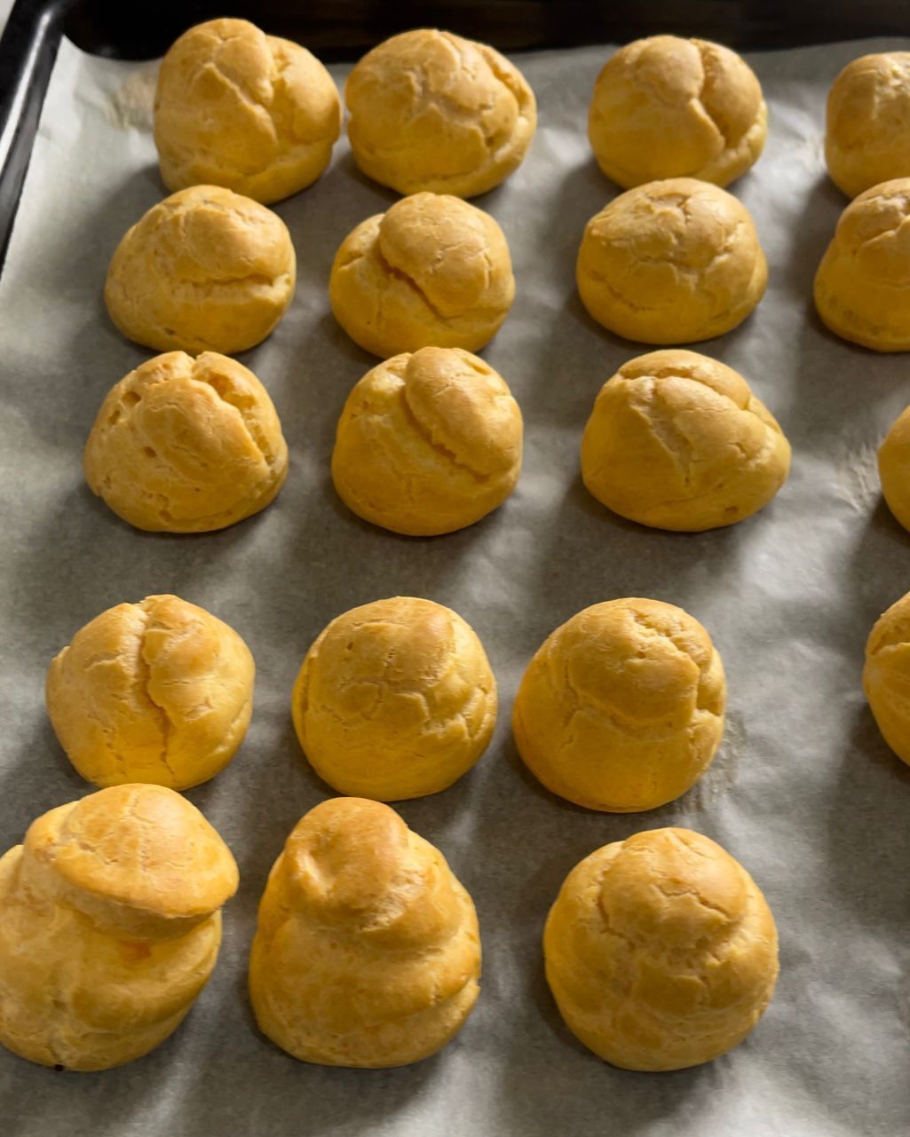 Un mucchio di palline gialle sono appoggiate su un pezzo di carta oleata.