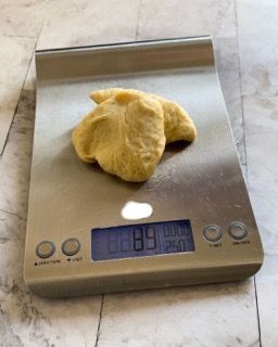 Una bilancia digitale con un pezzo di pasta sopra