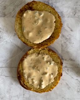 Due pezzi di pane con sopra la salsa su un tavolo