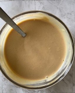 Una ciotola di zuppa con un cucchiaio dentro
