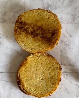 Due fette di pane sono tagliate a metà su un tavolo