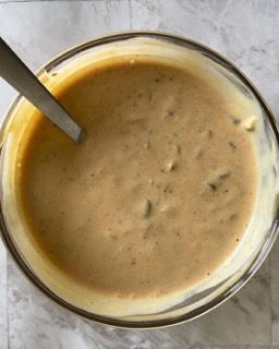 Una ciotola di zuppa con un cucchiaio dentro