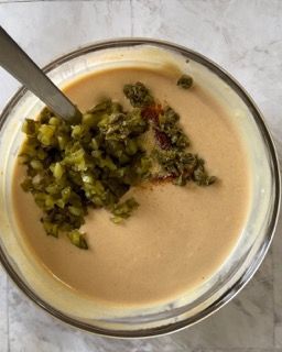 Una ciotola di zuppa con un cucchiaio dentro