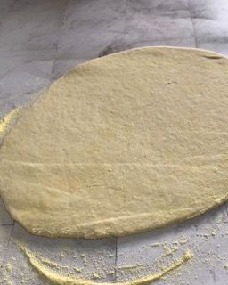 Un grosso pezzo di pasta è appoggiato su un tavolo.