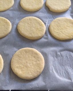 Un mucchio di biscotti sono appoggiati su un pezzo di carta oleata