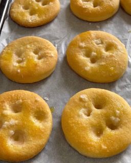 Un mucchio di biscotti sono appoggiati su un pezzo di carta oleata