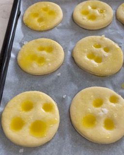 Un mucchio di biscotti con i buchi su un vassoio