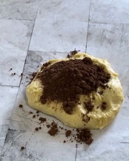 Un pezzo di pasta con polvere di cioccolato sopra