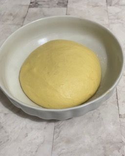 Una ciotola di pasta è appoggiata su un tavolo.