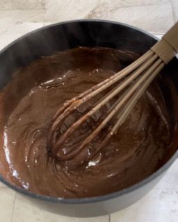 Una ciotola di salsa al cioccolato con una frusta dentro