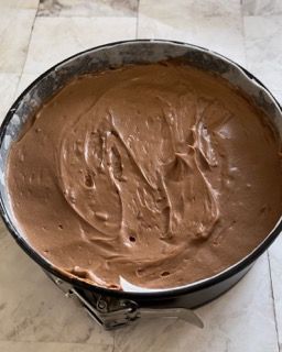 Una teglia piena di glassa al cioccolato su un tavolo