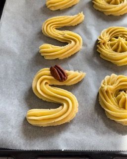 Un vassoio di biscotti a spirale con una noce pecan sopra