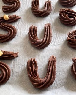 Un mucchio di biscotti al cioccolato su un tovagliolo di carta