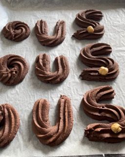 Un vassoio di biscotti al cioccolato a forma di lettera s