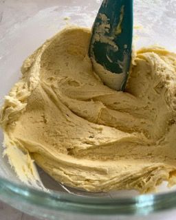 Primo piano di una ciotola di pastella con una spatola dentro.