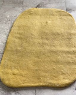 Un pezzo di pasta è appoggiato su un tavolo.