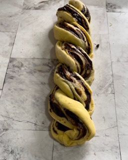 Una pagnotta con sopra dei riccioli di cioccolato