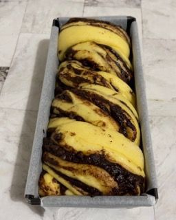 Una pagnotta di cioccolato e pane giallo in una padella