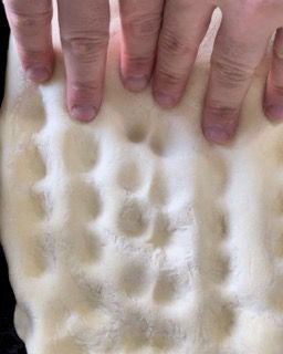 Una persona tiene in mano un pezzo di schiuma.