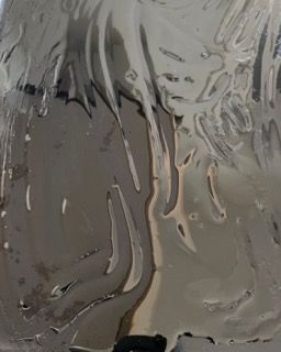 Un primo piano di un pezzo di vetro con un motivo a vortice.