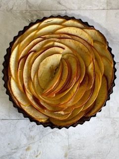 Una torta con fette di mele disposte a spirale
