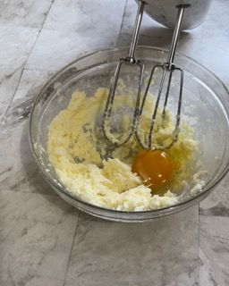 Una ciotola di pastella con un uovo dentro