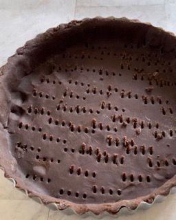 Una crosta di torta al cioccolato con dei buchi