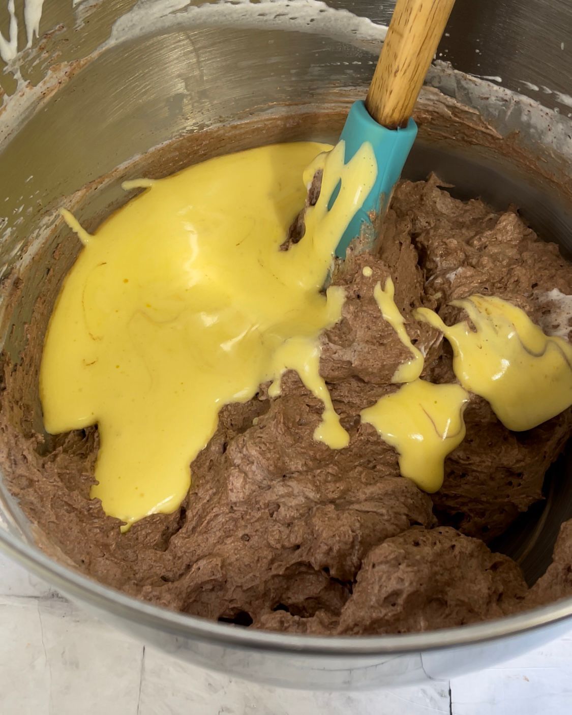 Un primo piano di una ciotola di pastella con una spatola dentro