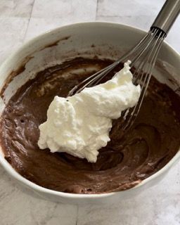 Una ciotola di pastella al cioccolato con panna montata dentro