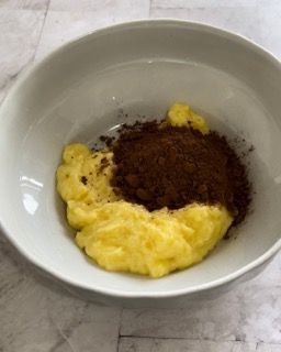Una ciotola bianca piena di purè di patate e cioccolato in polvere