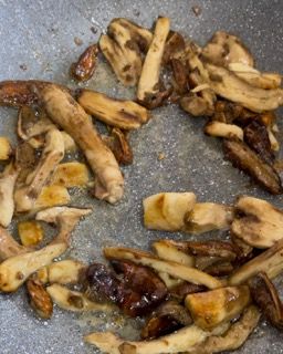 I funghi vengono cotti in padella con l'olio.