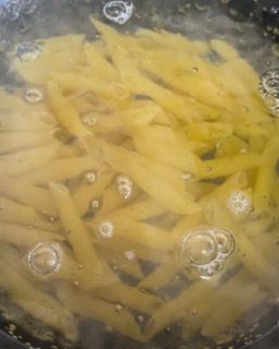 La pasta viene cotta in una pentola con acqua bollente.