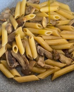 Pasta e funghi vengono cotti in padella