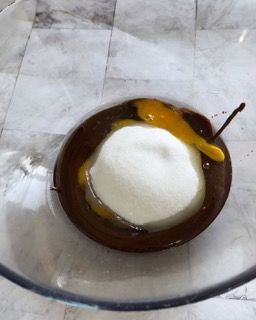 Un primo piano di una ciotola di cibo con un cucchiaio dentro