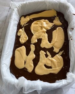 Un brownie in padella con glassa gialla sopra