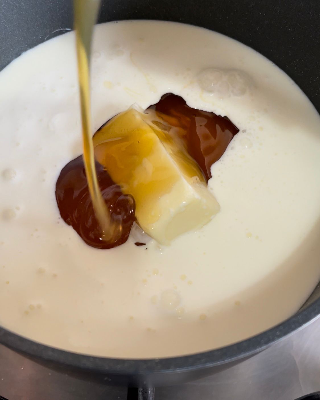Il burro viene versato in una pentola di latte